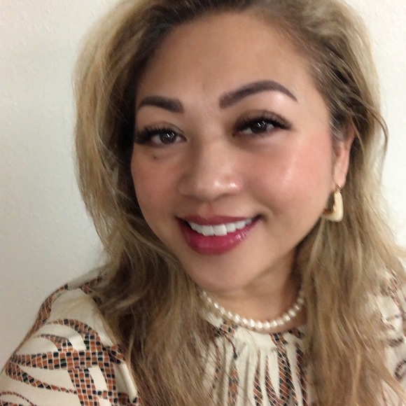 U-Shaped Hoop Earrings (Beige) - Picture 5 of 7